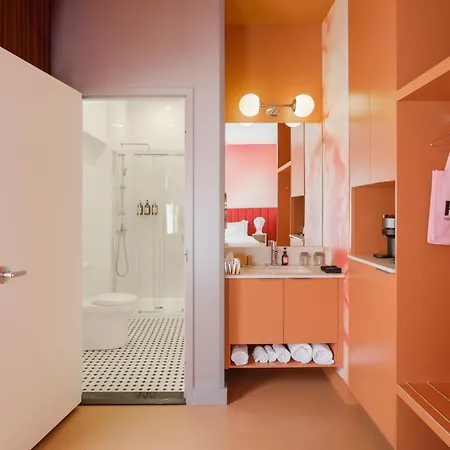 Rose Hotel Invisible-3